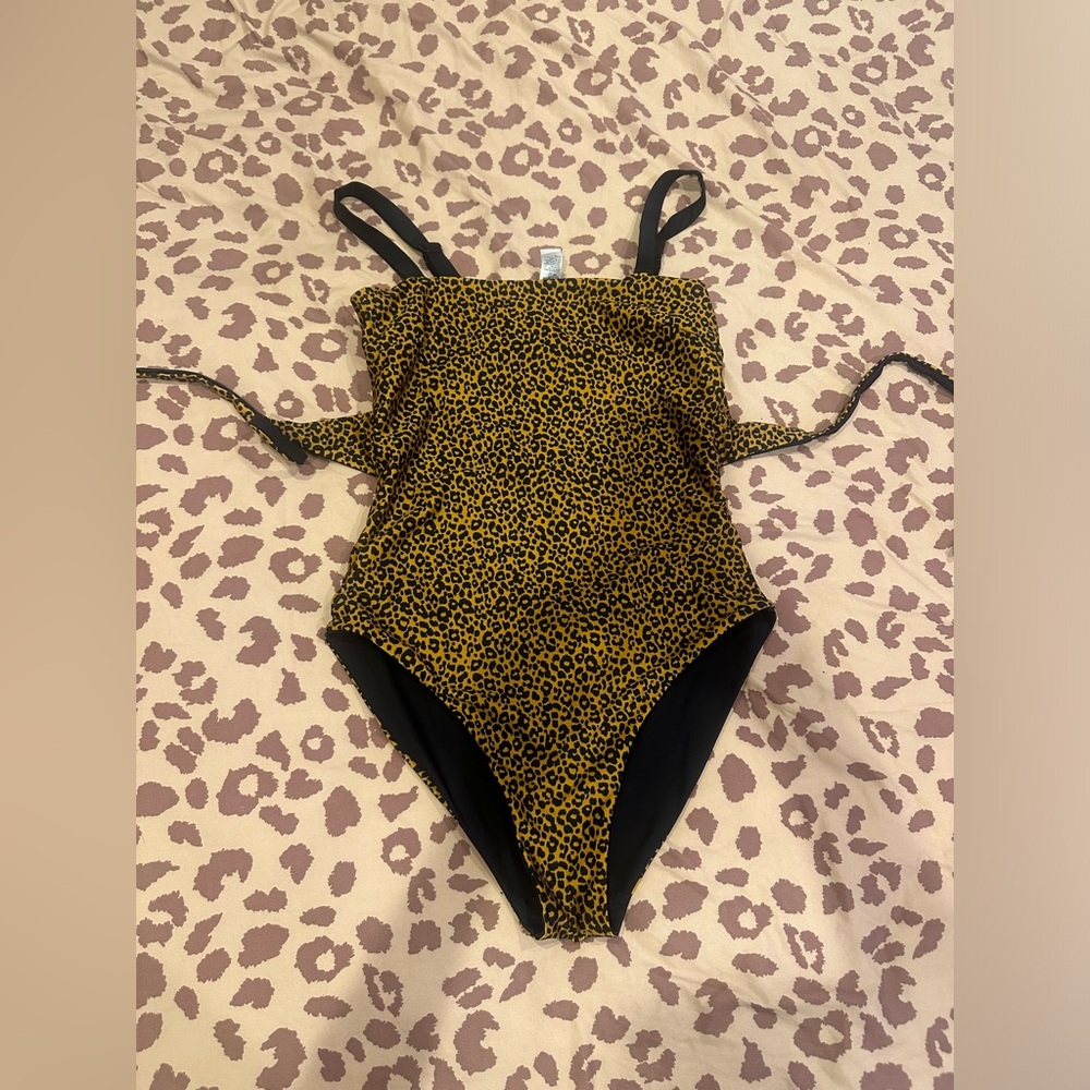 Reversible Leopard / Black Print One-Piece Swimsuit cut out bathing suit - Picture 6 of 17